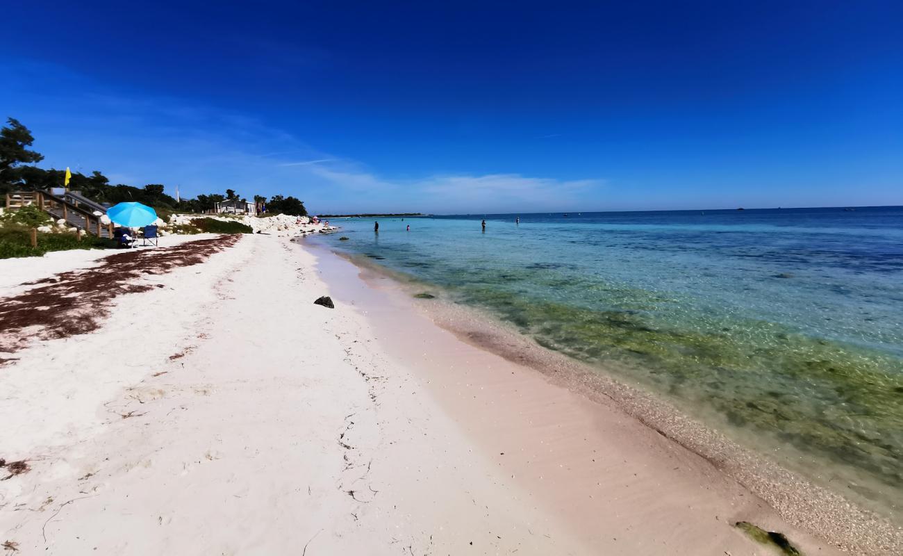 Foto af Calusa beach med lys sand overflade