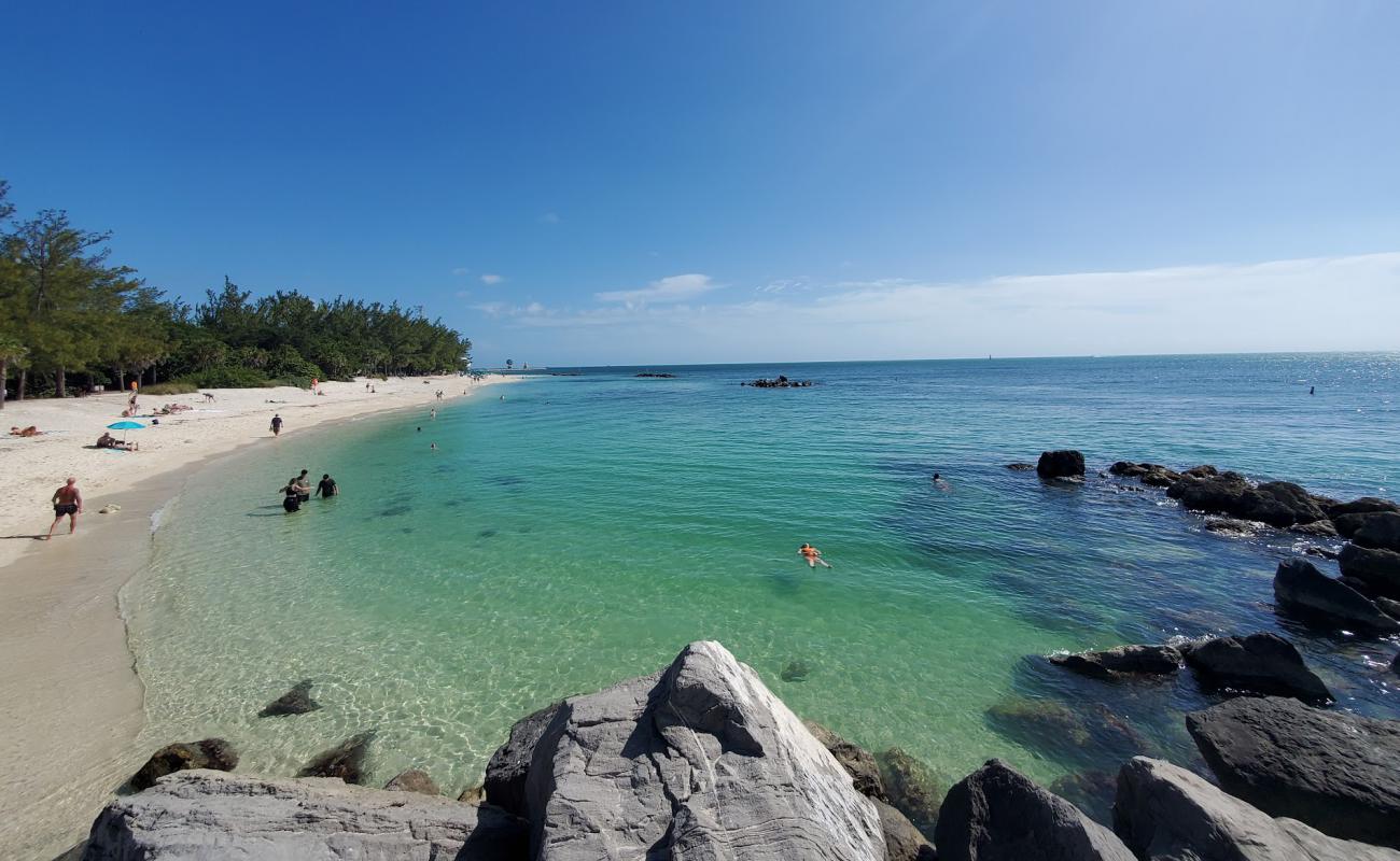 Foto af Zachary Taylor beach med gråt sand og småsten overflade