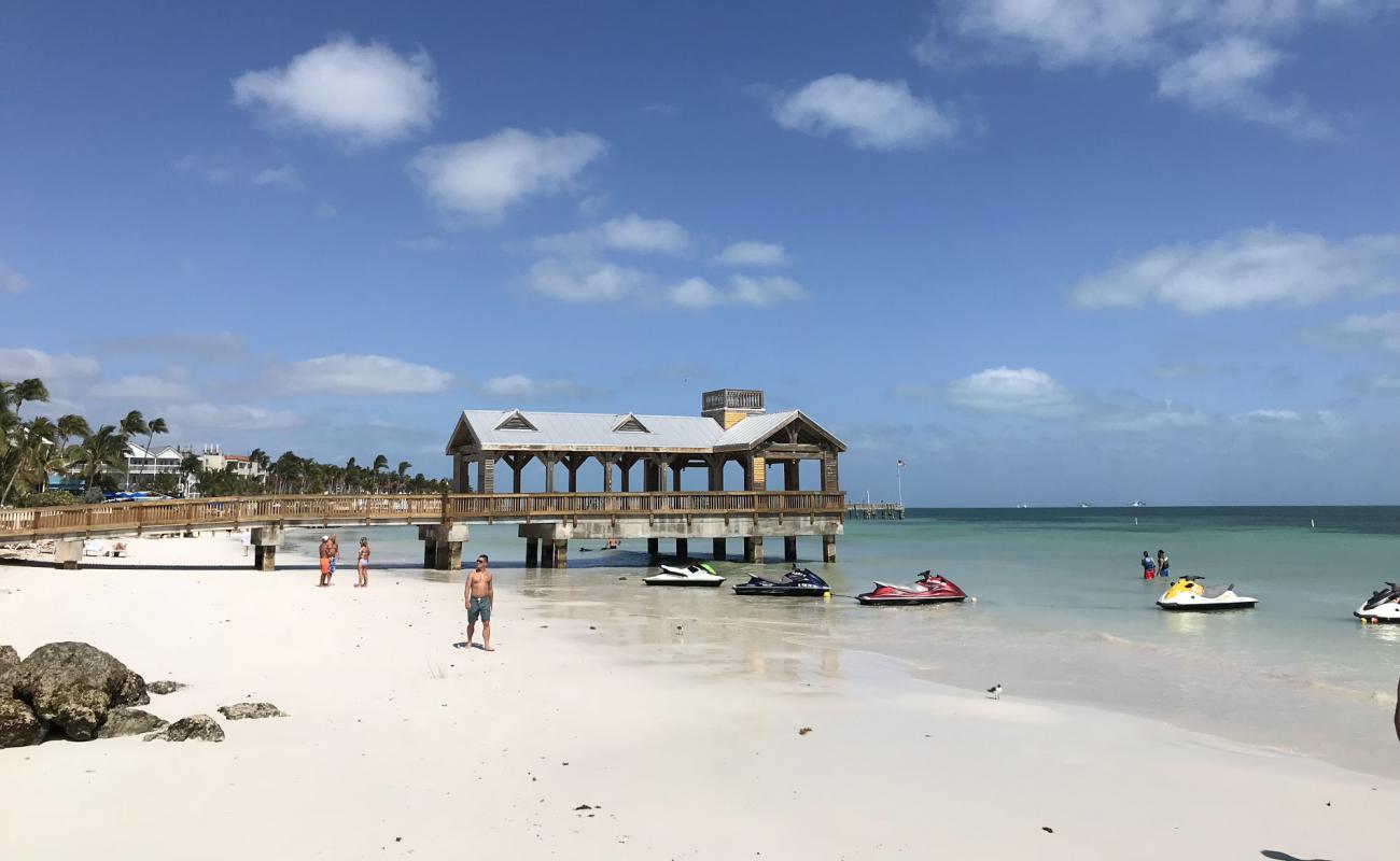 Foto af Dog beach med lys sand overflade