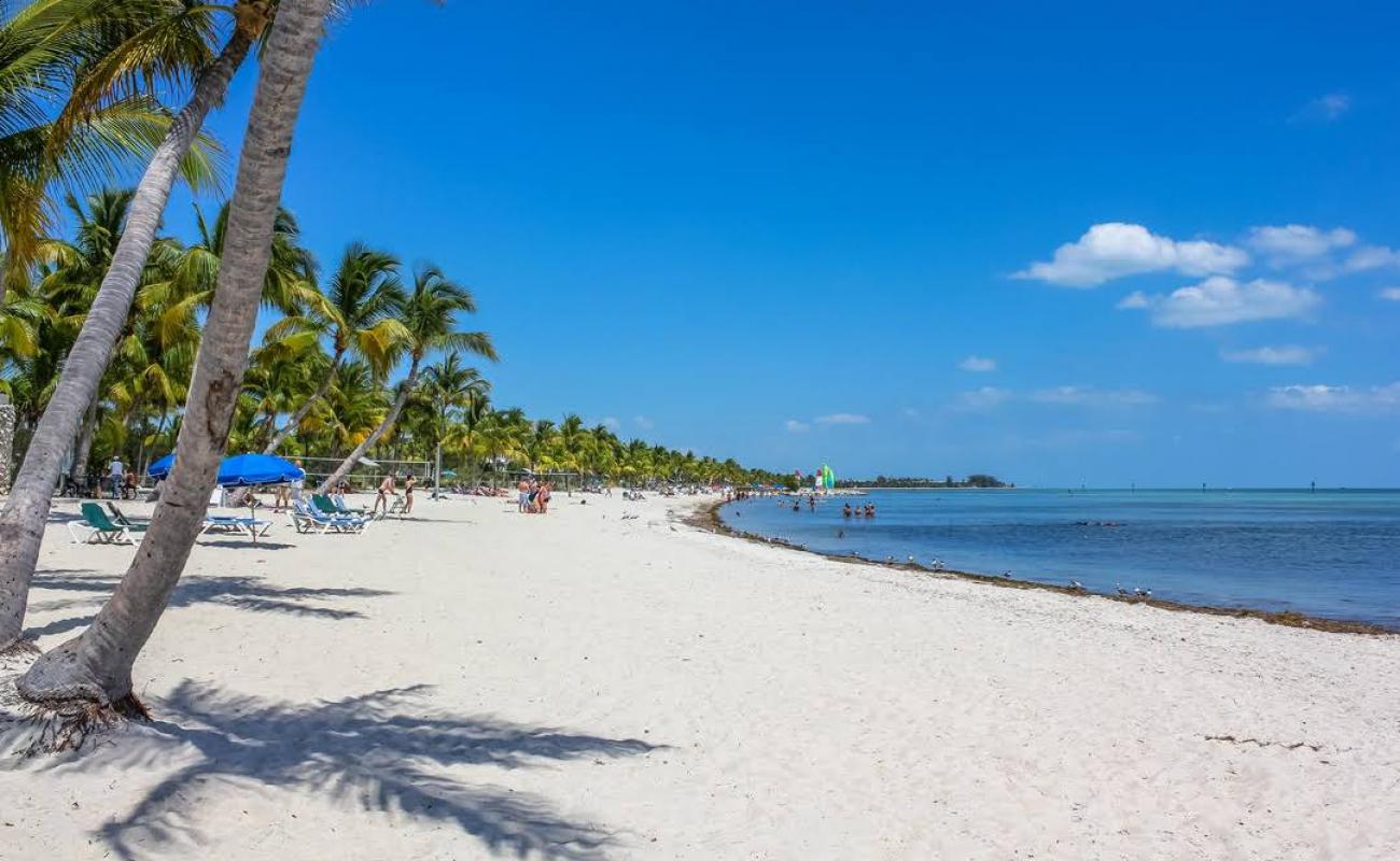 Foto af Smathers beach med hvidt sand overflade