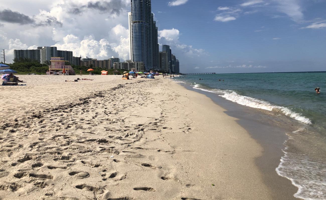 Foto af Haulover beach med lys skaldesand overflade