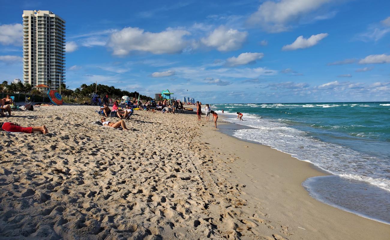 Foto af Haulover Nude beach med lys skaldesand overflade