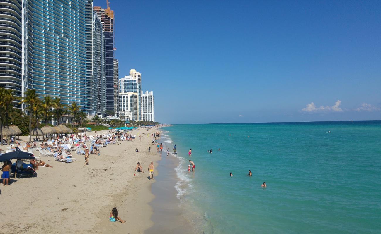 Foto af Sunny Isles Strand med lys skaldesand overflade