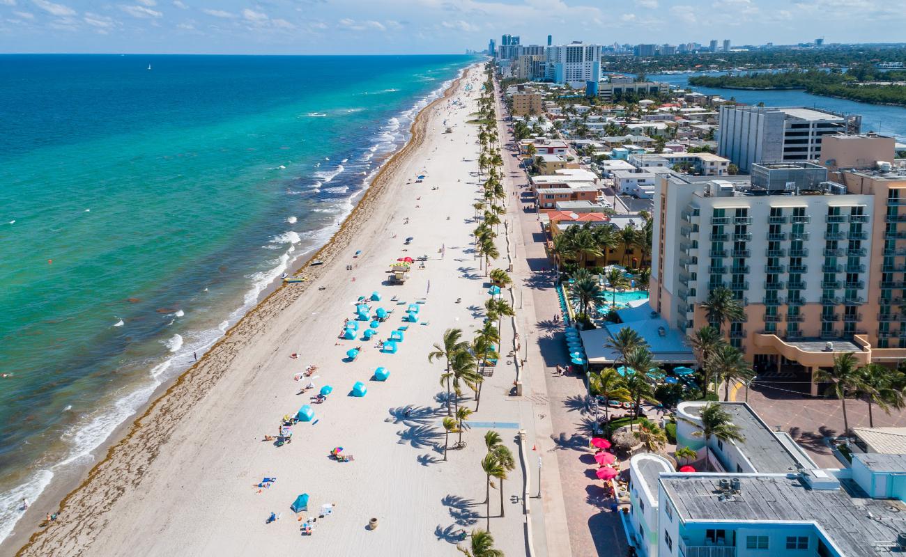 Foto af Hollywood beach med lys sand overflade