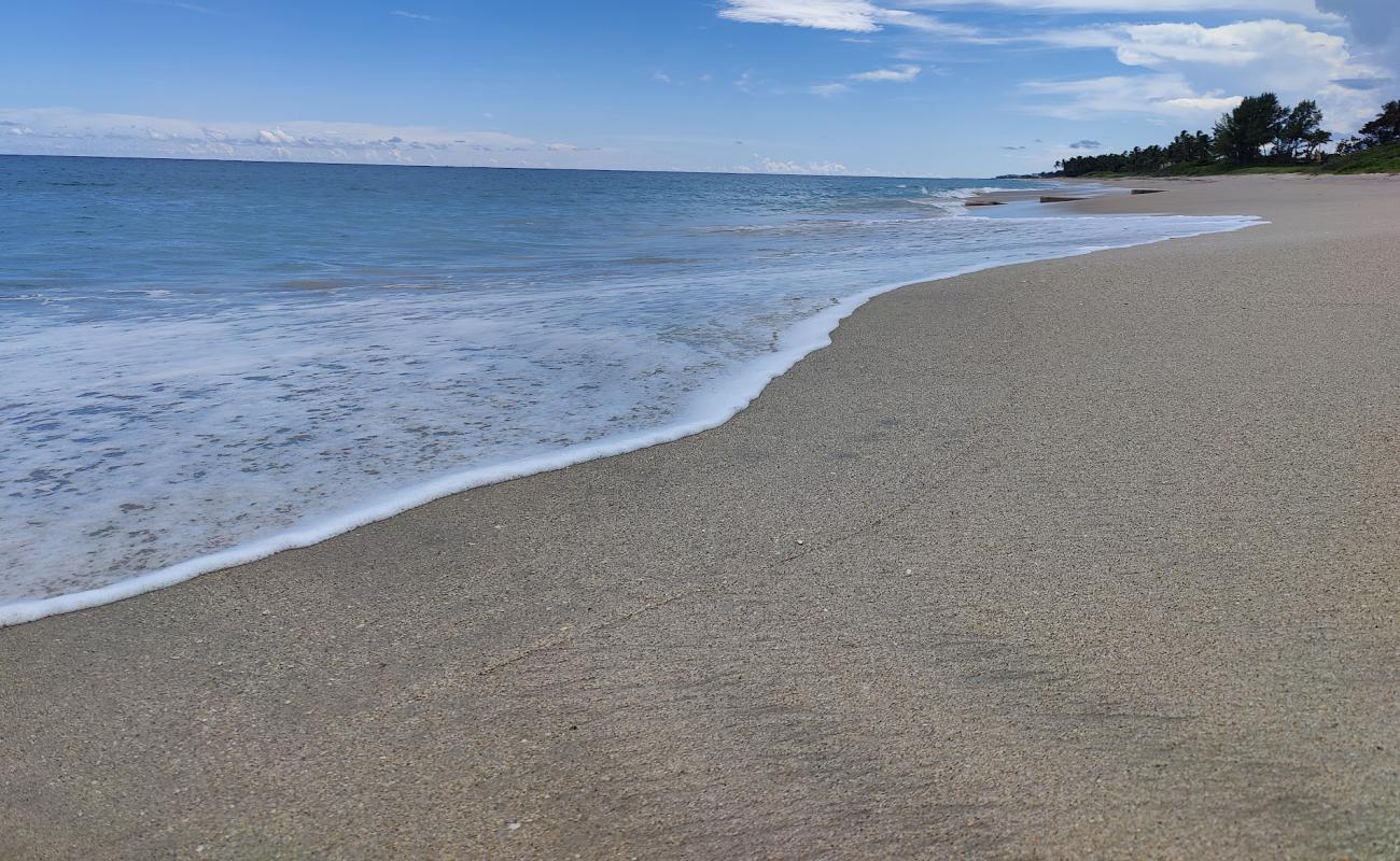 Foto af Bath & Tennis Club beach med lys sand overflade