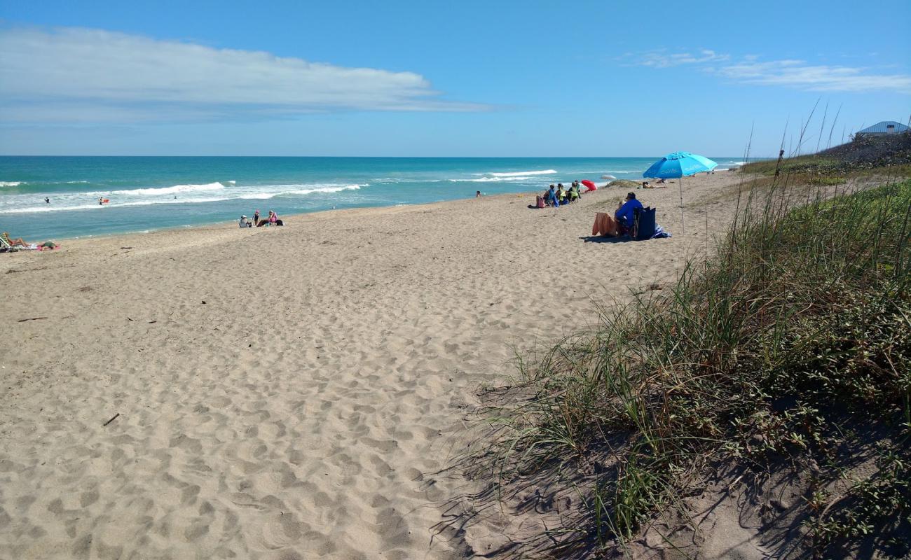 Foto af Stuart Beach med lys sand overflade