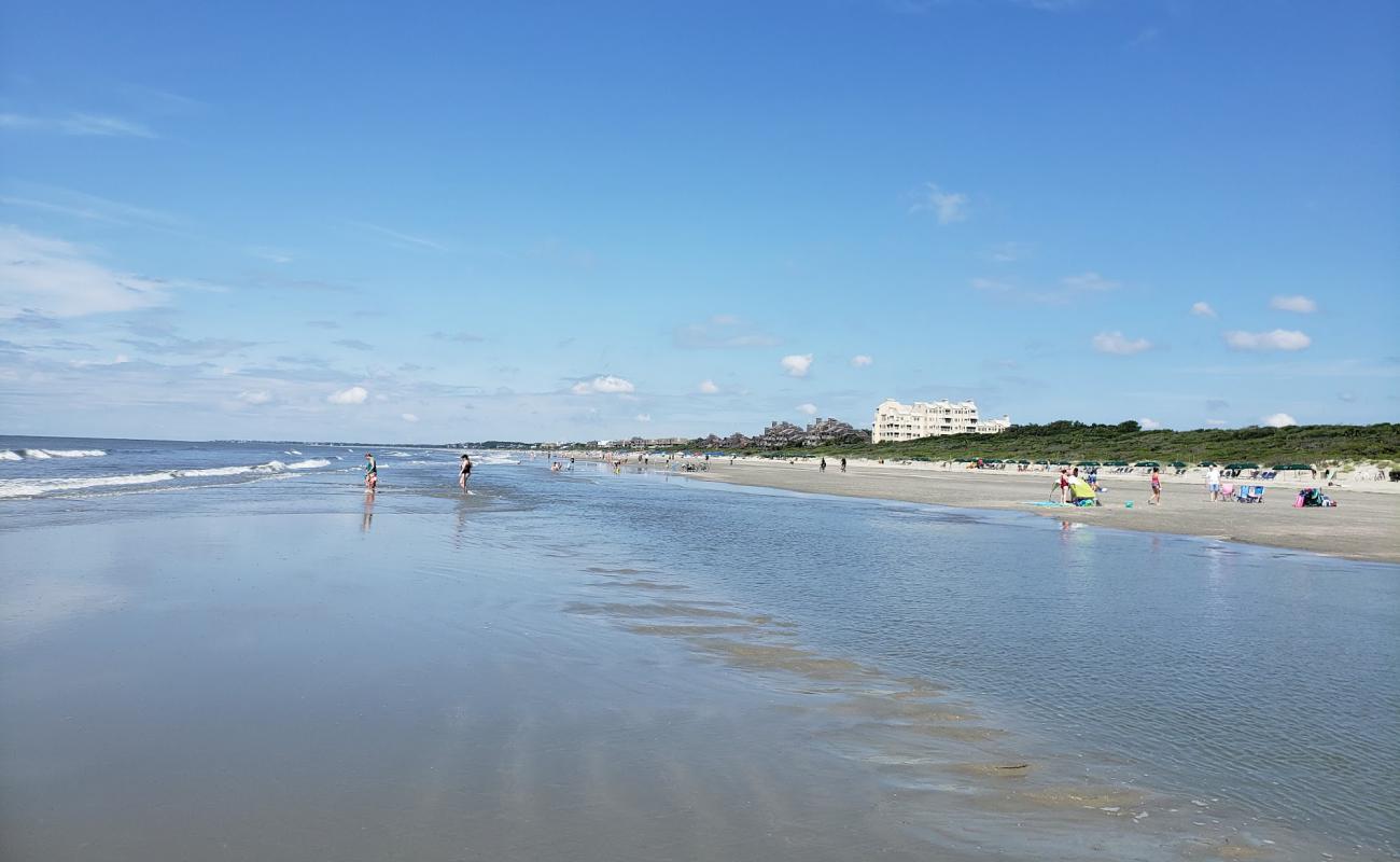 Foto af Kiawah club beach med grå sand overflade