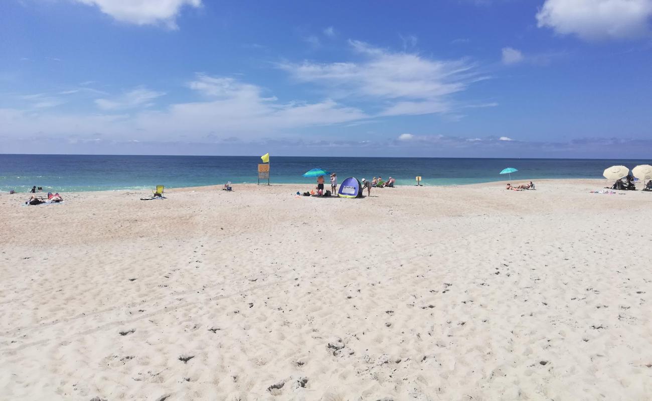 Foto af Fort Macon beach med lys sand overflade