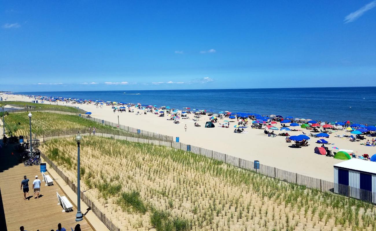 Foto af Rehoboth Beach med lys sand overflade