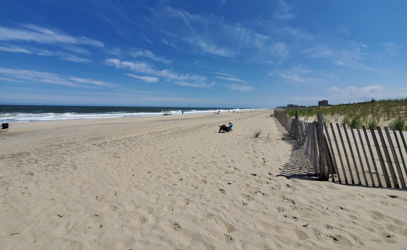 Foto af Gordon Beach med lys sand overflade