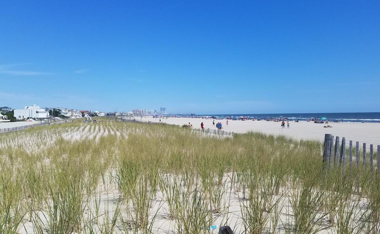 Foto af Margate Beach med lys sand overflade