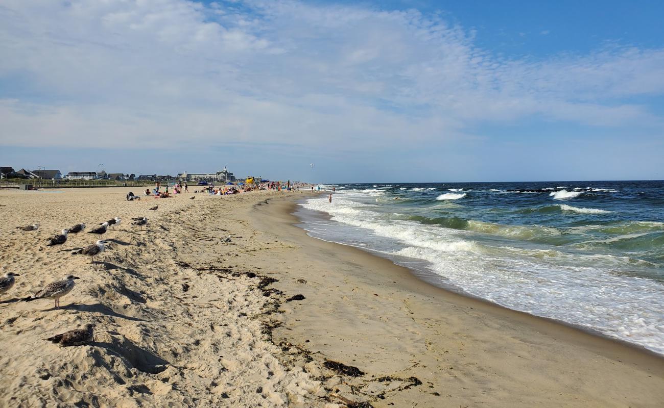 Foto af Pier Beach med lys sand overflade