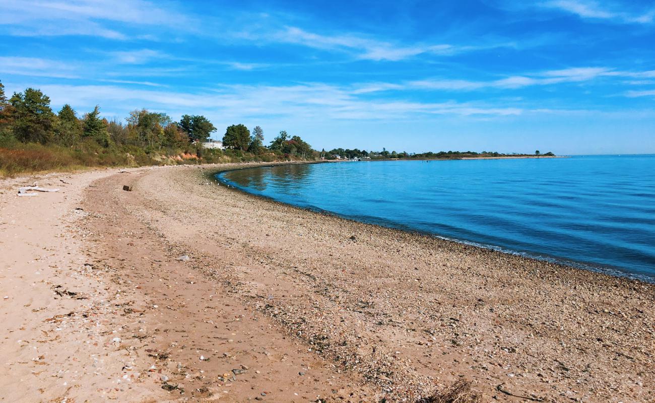 Foto af Mount Loretto Beach med let sand og småsten overflade