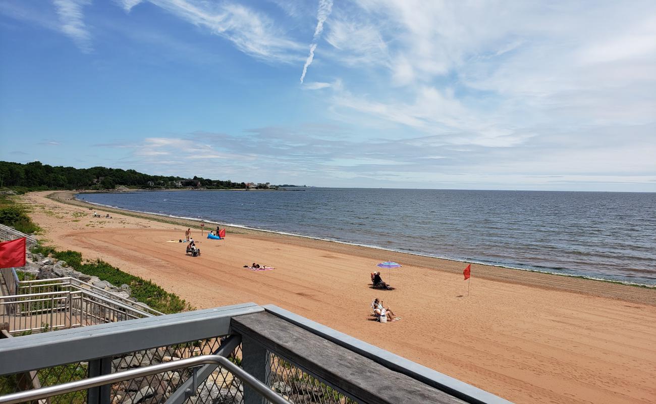 Foto af Wolfe's Pond Beach med sort sand og småsten overflade