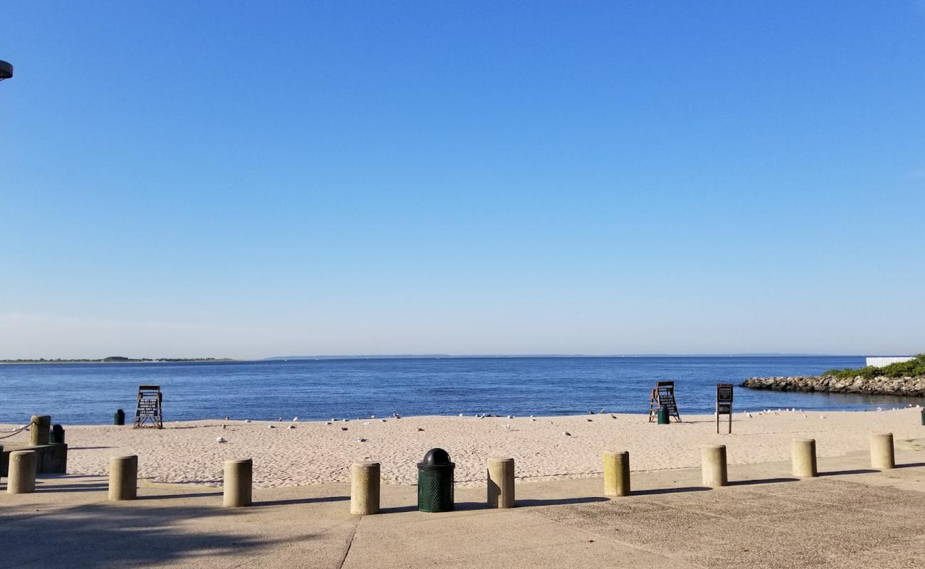 Foto af Kingsborough Beach med lys sand overflade