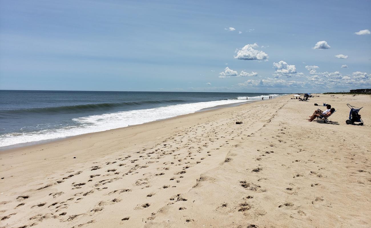 Foto af Pike's Beach med lys sand overflade