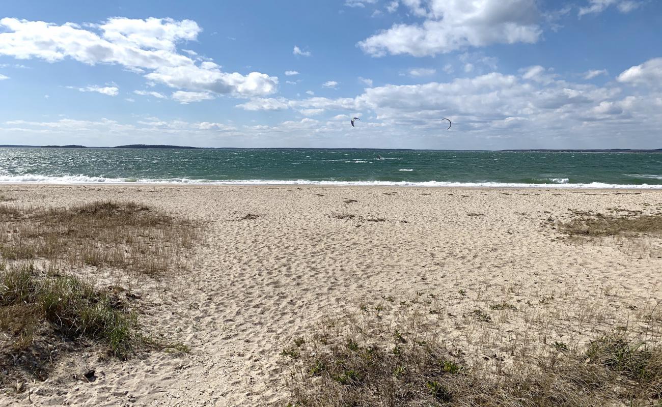 Foto af Foster Beach med lys skaldesand overflade