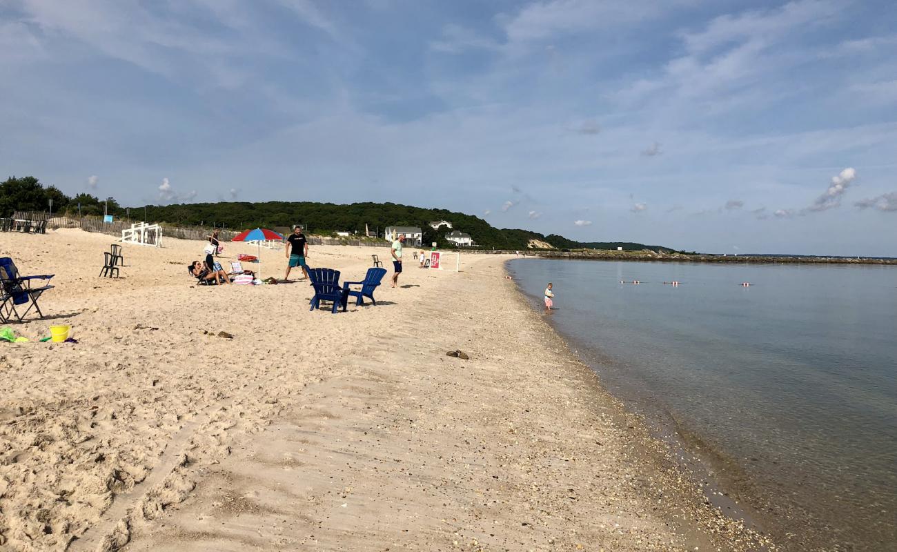 Foto af Meschutt Beach med lys sand overflade