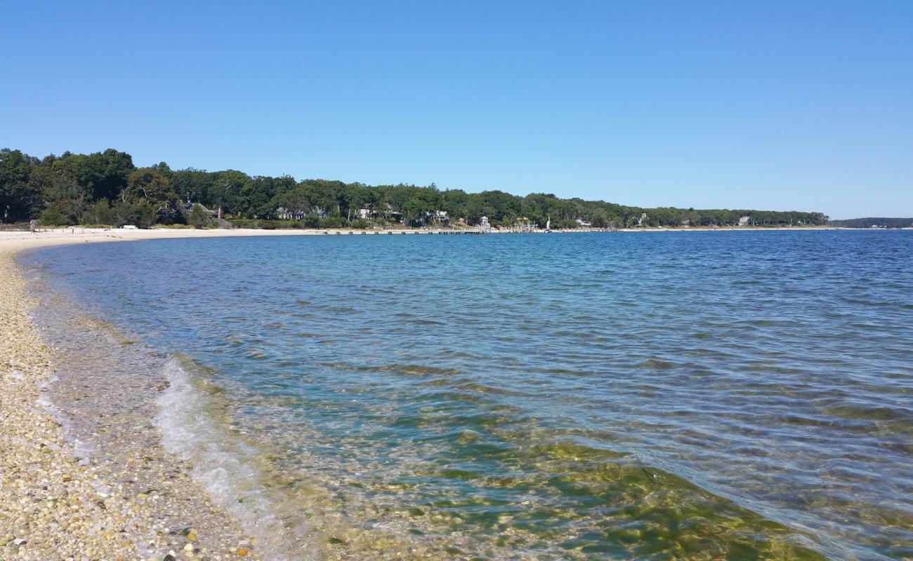 Foto af Cedar Beach Park med let sand og småsten overflade