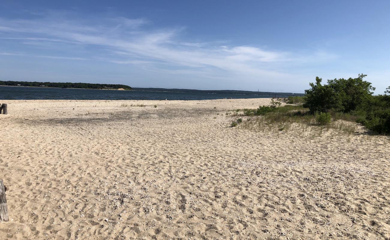 Foto af Shell Beach med let sand og småsten overflade