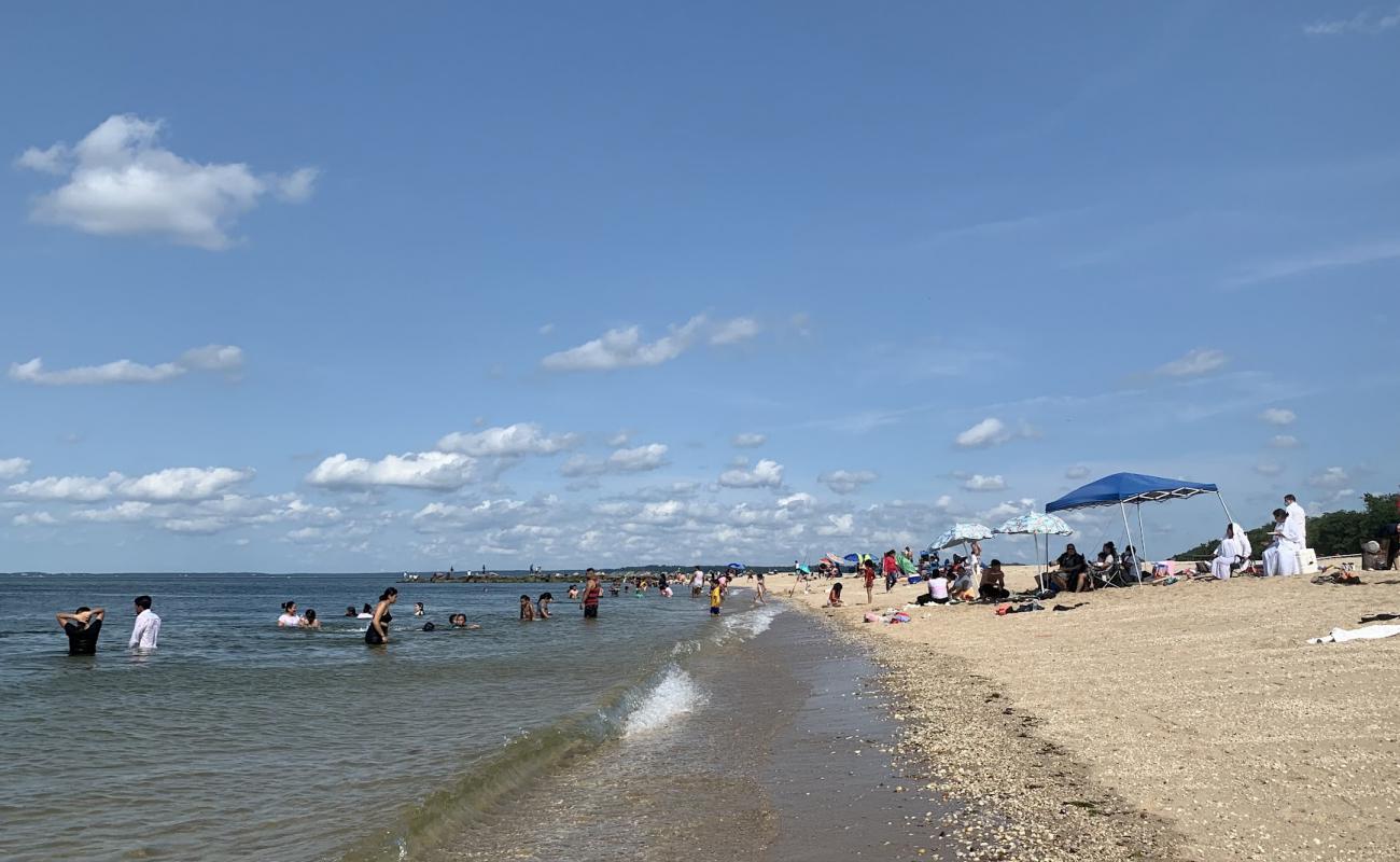 Foto af Callahans Beach med lys skaldesand overflade