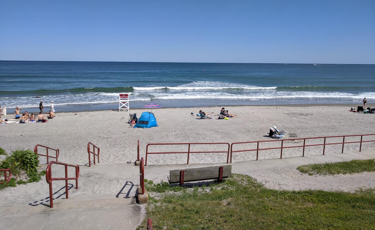 Foto af Scarborough Beach med lys sand overflade