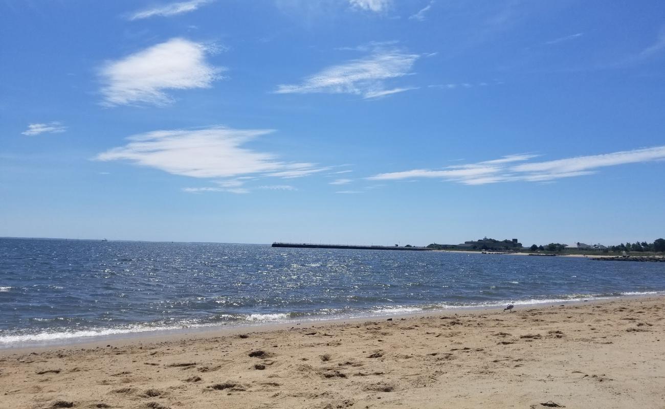 Foto af East Beach med lys sand overflade