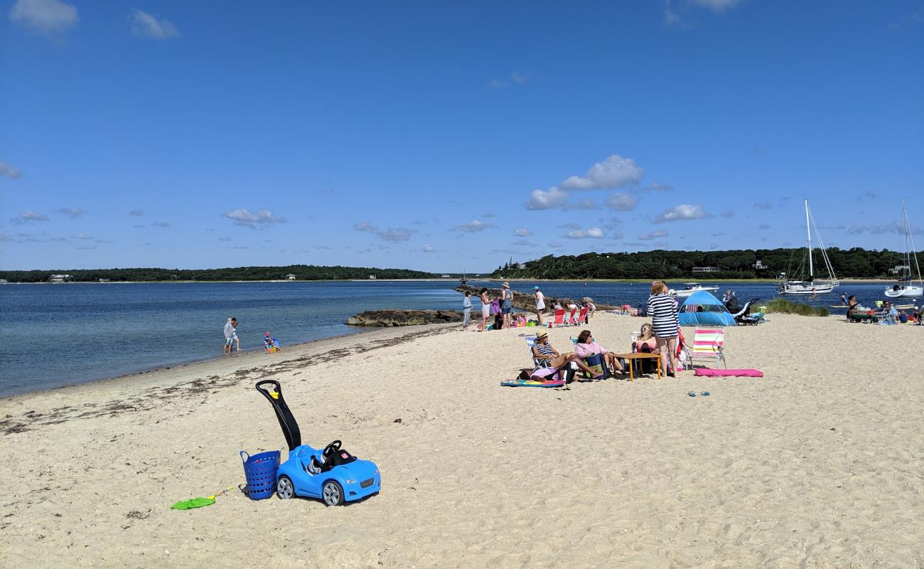 Foto af Megansett Beach med lys sand overflade