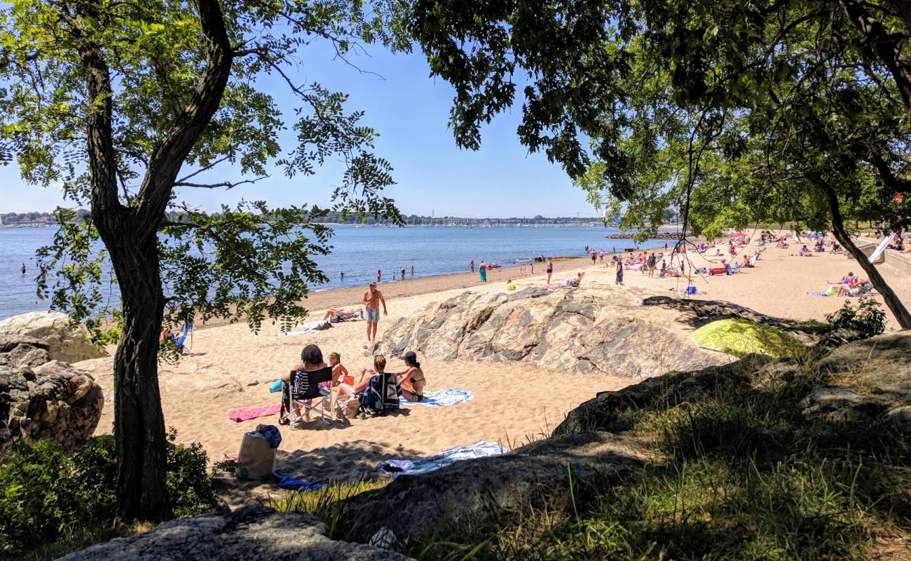 Foto af Beverly beach med lys sand overflade