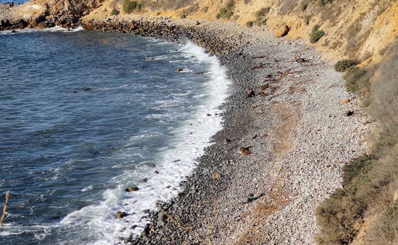 Foto af Asiri Rock beach med gråt sand og sten overflade