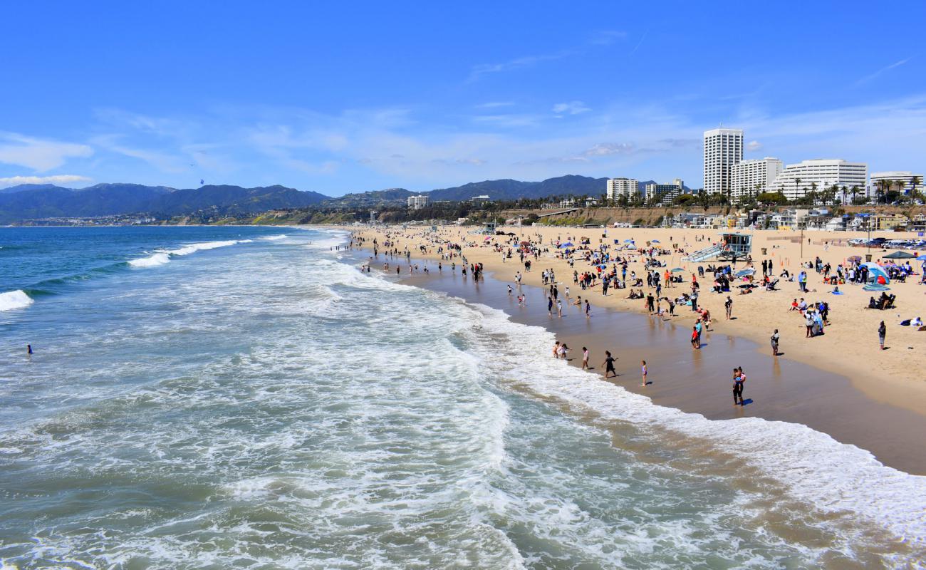 Foto af Santa Monica Beach med lys sand overflade