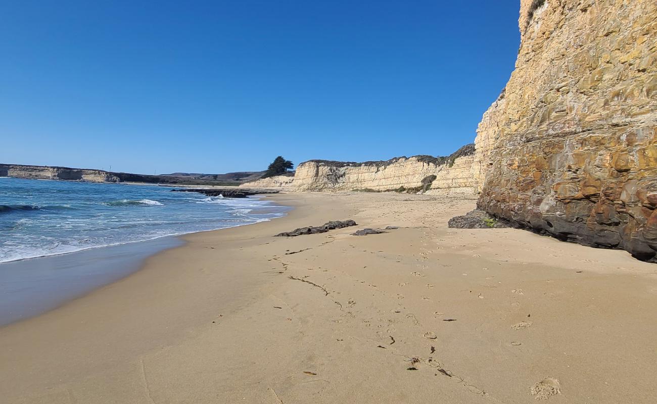 Foto af Four Mile Beach med lys fint sand overflade