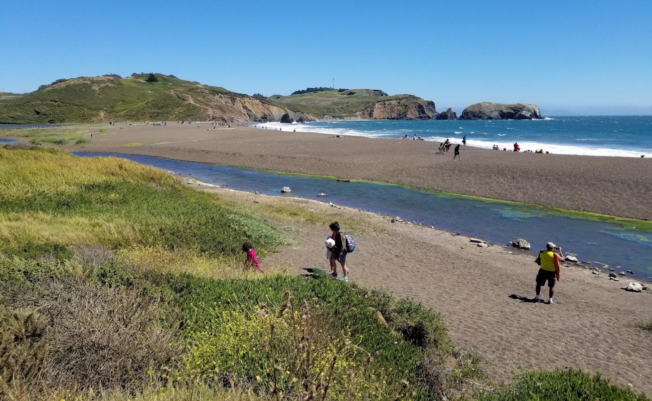 Foto af Rodeo Beach med grå sand overflade