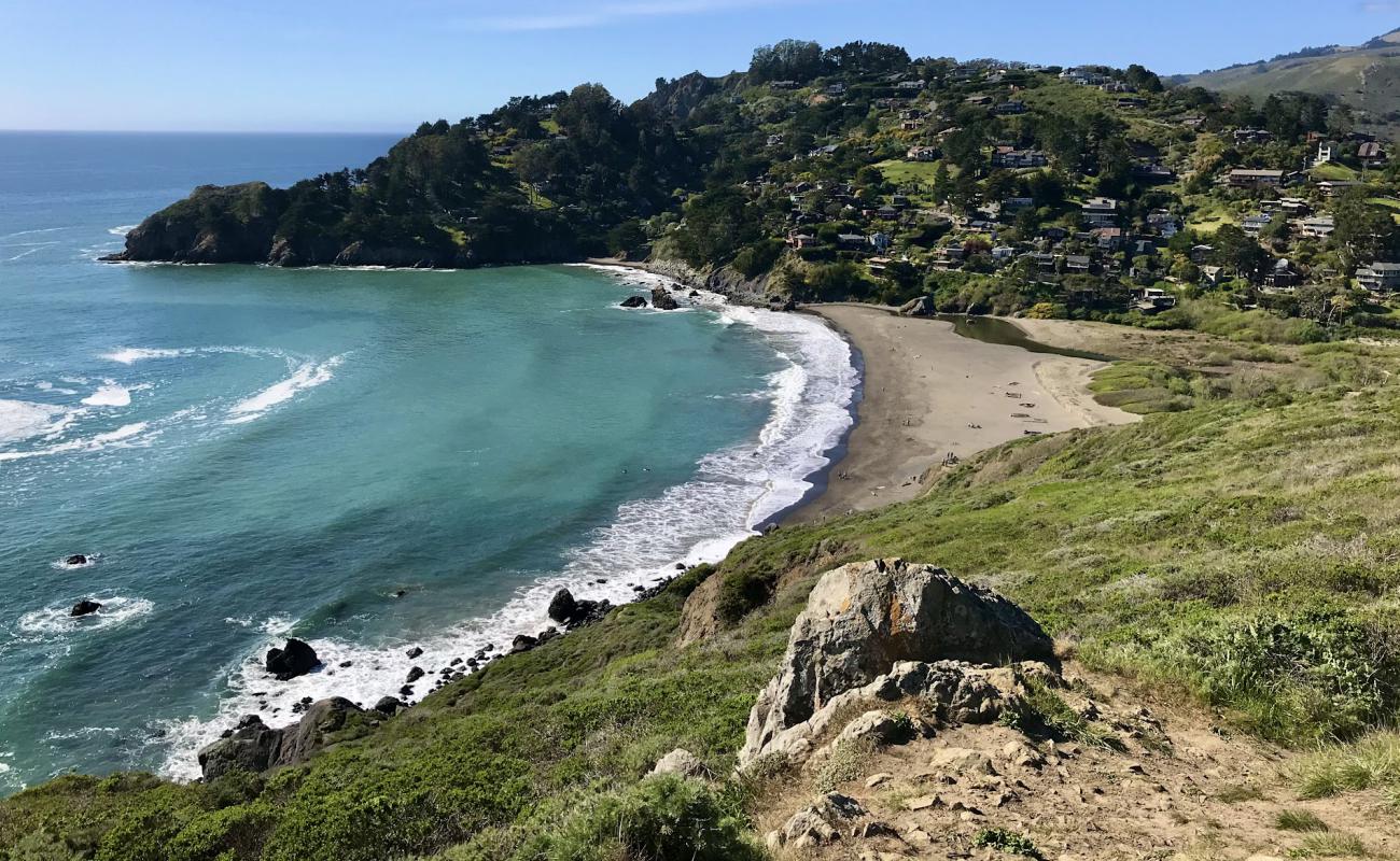 Foto af Muir Beach med lys sand overflade