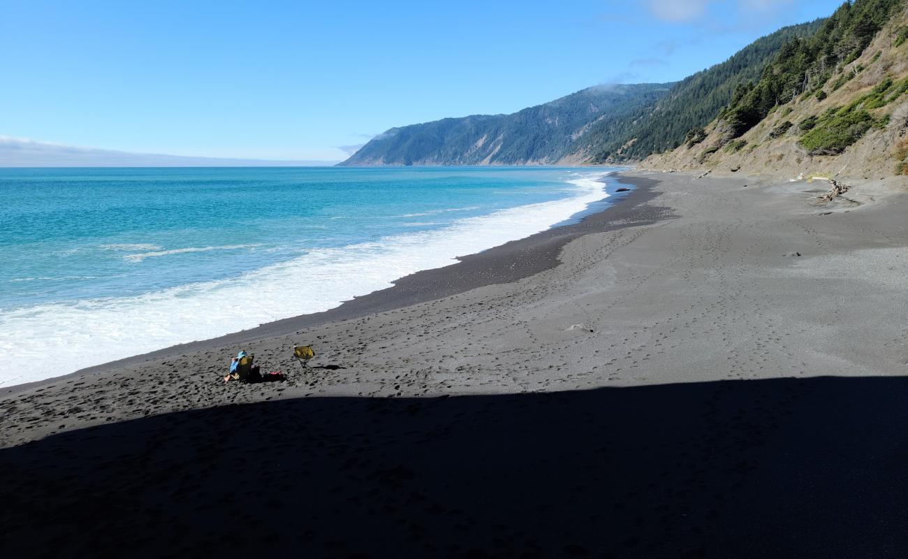 Foto af Black Sands Beach med grå fin sten overflade