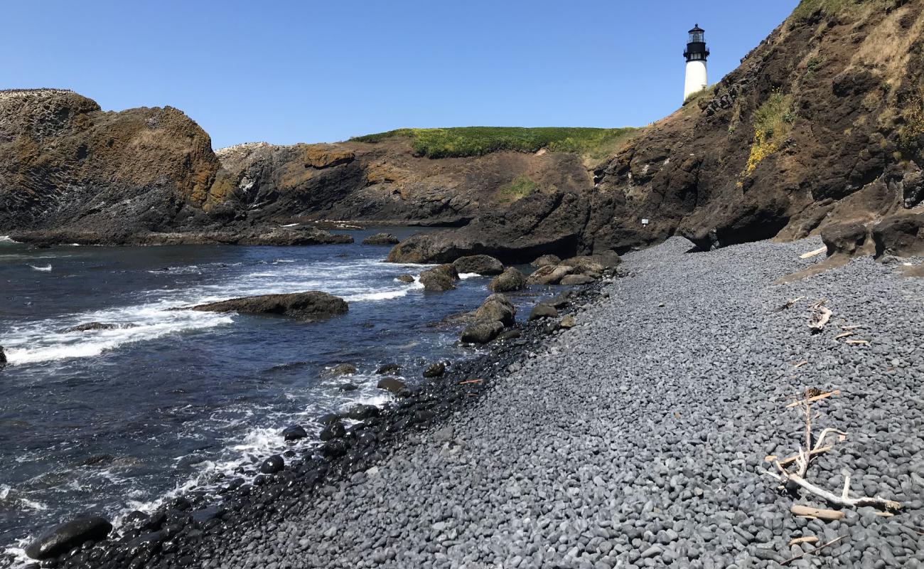 Foto af Cobble Beach med sort sten overflade