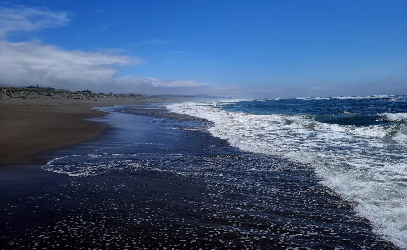 Foto af Salishan Beach med lys sand overflade