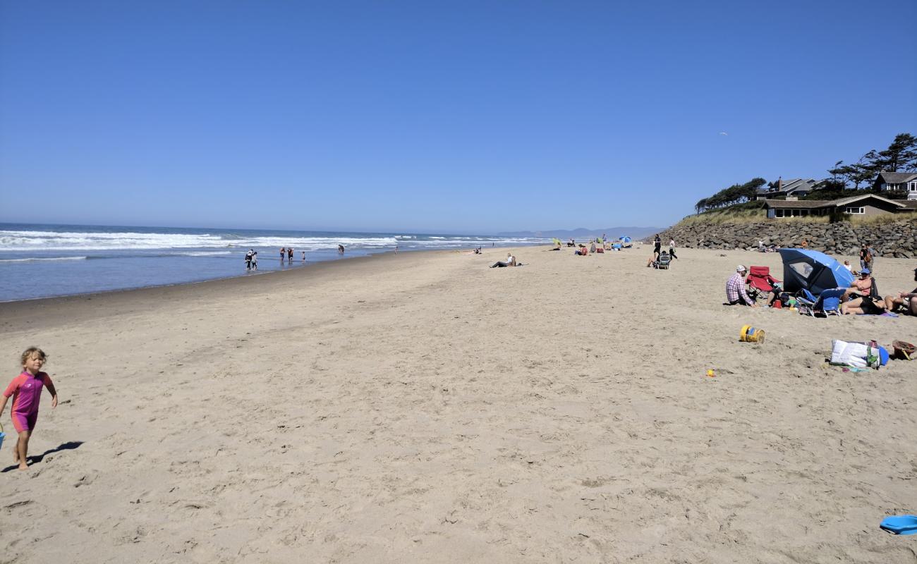 Foto af Neskowin Beach med lys sand overflade