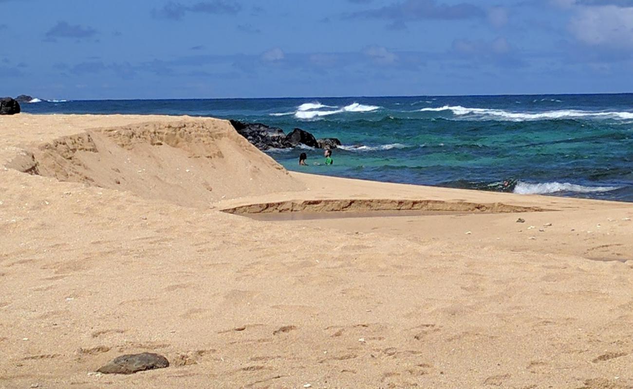 Foto af Kaluakai Beach med lyst sand & sten overflade