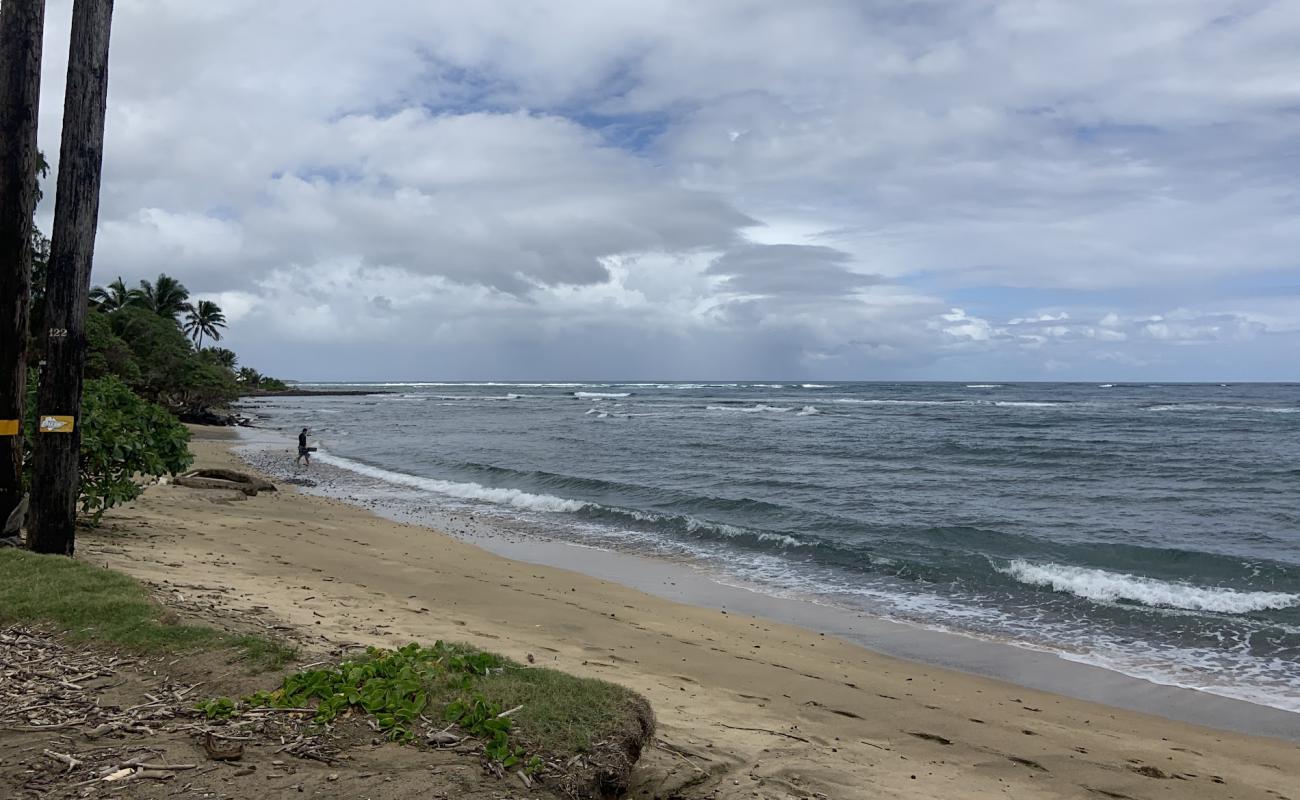 Foto af Hauula Beach med lys sand overflade