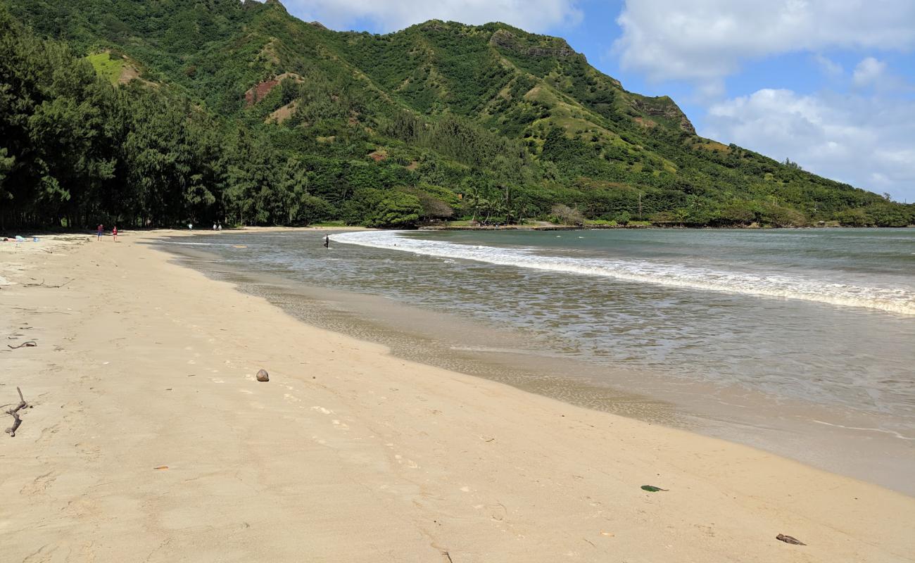 Foto af Kahana Bay Beach Park med lys sand overflade