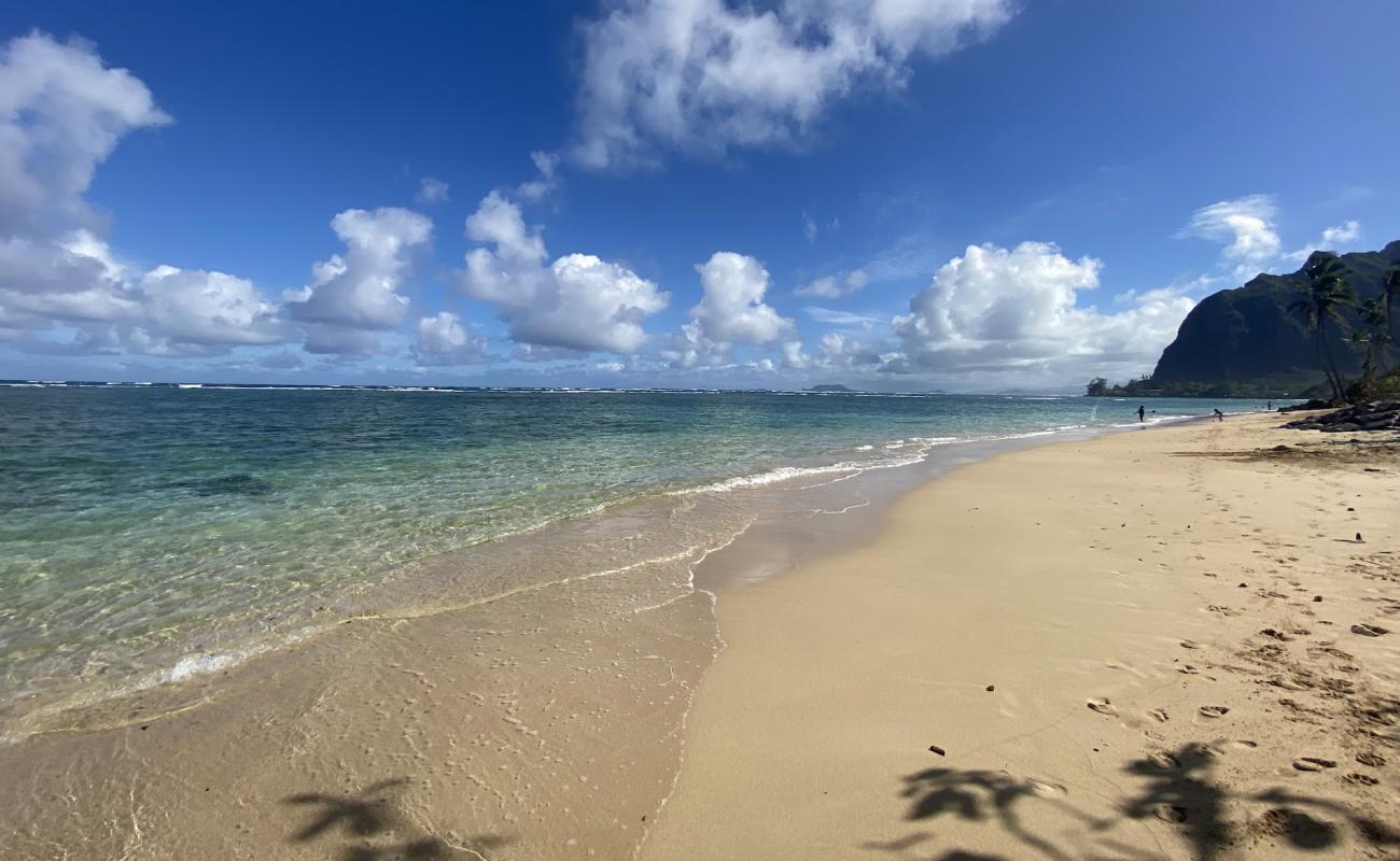 Foto af Kaaawa Beach med lys sand overflade