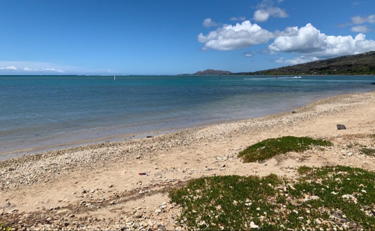 Foto af Maunalua Bay Beach med lyst sand & sten overflade