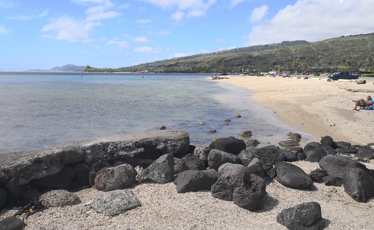 Foto af Maunalua Bay Beach Park med lyst sand & sten overflade