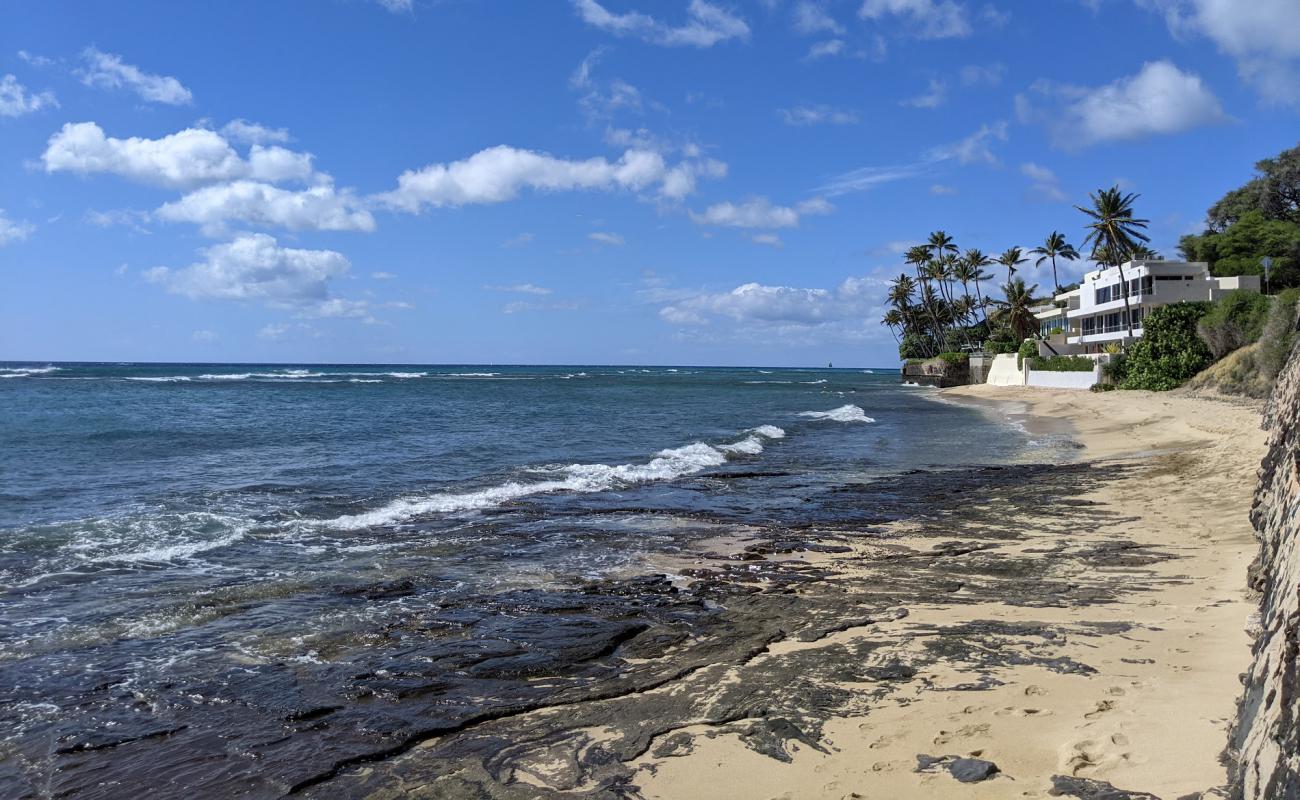 Foto af Diamond Head Beach med lyst sand & sten overflade