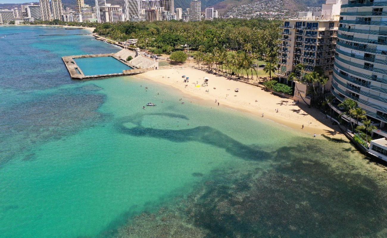 Foto af Kaimana Beach med lys sand overflade