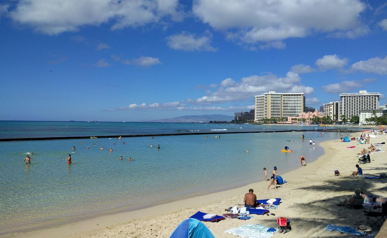 Foto af Queens Beach med lys fint sand overflade