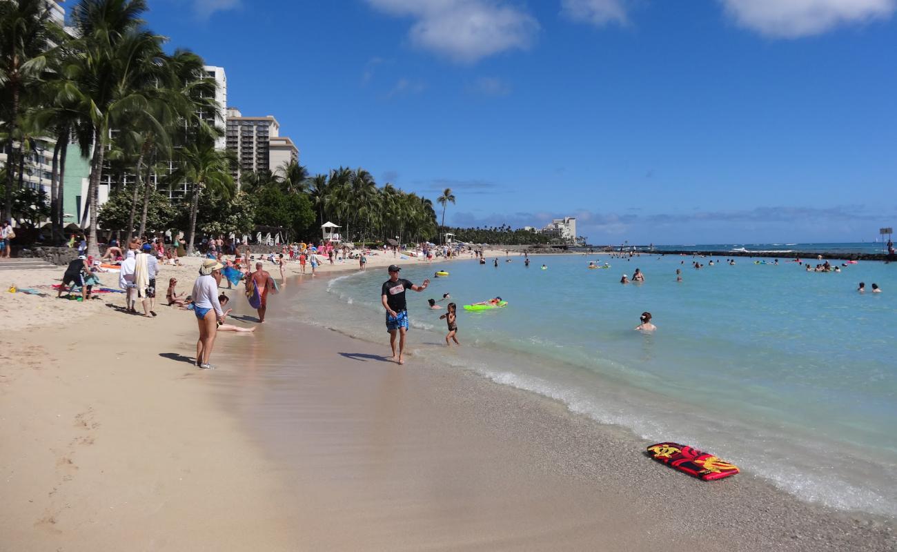 Foto af Kuhio Strand med lys fint sand overflade