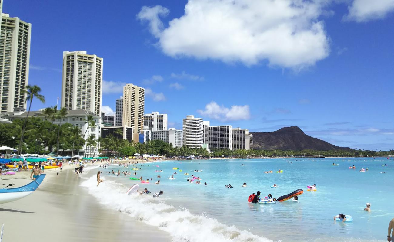 Foto af Waikiki Strand med lys fint sand overflade