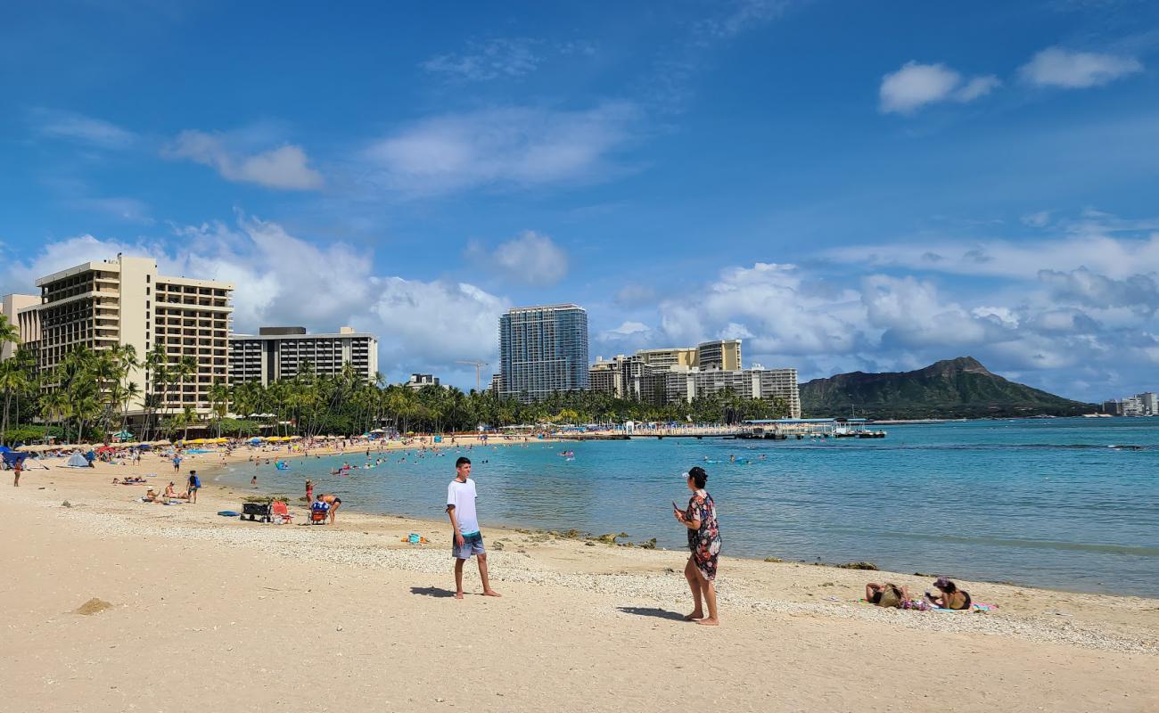 Foto af Kahanamoku Strand med lys fint sand overflade